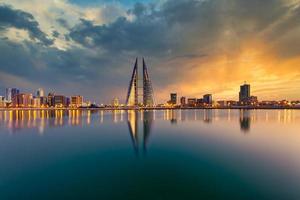 Manama, Bahrein, 11 de noviembre de 2016 -vista del horizonte de Bahrein junto con un cielo espectacular en el fondo durante la puesta de sol foto