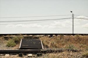una escalera de hierro a través del ferrocarril foto