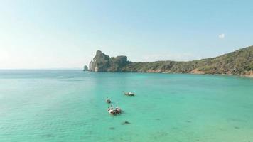 La magnifique baie de Loh Dalum à couper le souffle, avec des bateaux à longue queue et une mer turquoise claire, Thaïlande - survol de toboggan aérien video