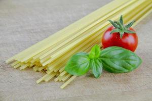 espaguetis con tomate y albahaca dieta mediterranea foto