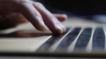 mão do homem em um teclado de laptop video