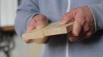 twee houten planken aan elkaar gelijmd met timmerlijm video