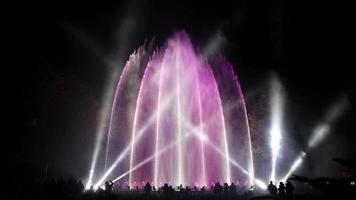 Wasserbrunnen und Lichtshow in verschiedenen Farben video