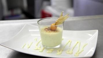 physalis se plaçant soigneusement sur le dessert au caramel video