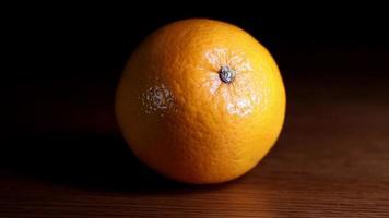 Primer plano de fruta naranja y luz moviéndose por