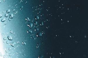 Gotas de agua abstractas sobre fondo azul. foto