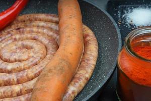 Salchicha de cerdo cruda con ingredientes foto