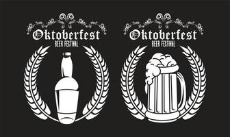 cartel del festival de celebración del oktoberfest con botella de cerveza y jarra