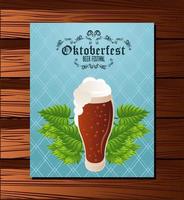 Cartel del festival de celebración del oktoberfest con vaso de cerveza en el fondo de madera vector