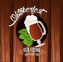 Cartel del festival de celebración del oktoberfest con taza de cerveza en el fondo de madera vector