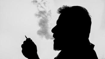 silueta de hombre fumando foto