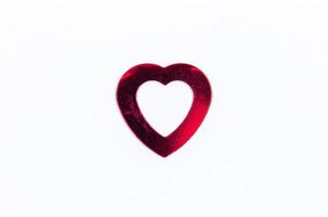 Corazón de San Valentín de papel rojo sobre un fondo blanco. foto