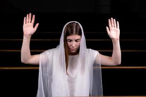 niña cristiana rezando con corazón humilde en la iglesia foto