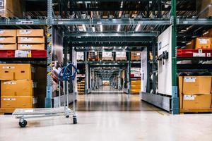 Un carro en el pasillo del almacén en una tienda ikea. foto