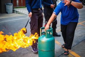 formación de empleados en extinción de incendios foto