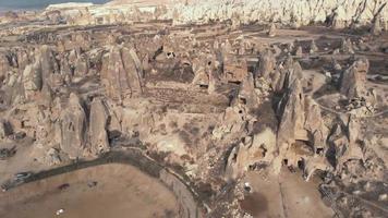 4k luchtfoto drone-opnames van Cappadocië in centraal Turkije en zijn kenmerkende sprookjesachtige schoorstenen, hoge, kegelvormige rotsformaties vaak met huizen erin uitgehouwen. video