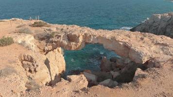 kamara tou koraka stone archt à ayia nappa, chypre - vue aérienne de drone 4k video