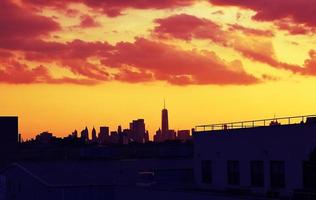 horizonte de nueva york al atardecer foto