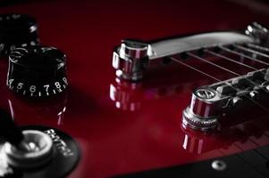 Primer plano de la guitarra eléctrica roja sobre fondo negro foto