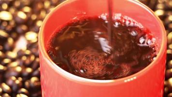 Revolver el café con una cuchara sobre los granos de café tostados de fondo café caliente de la mañana fresca cerrar video