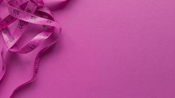 Centímetro Rosa Sobre Fondo Rosa Plano Simple Lay Con Textura Pastel Concepto De Fitness Foto de stock