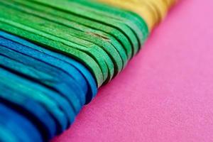 decoración colorida de palos de madera foto