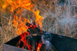 quema de carbón en el fuego para barbacoa foto