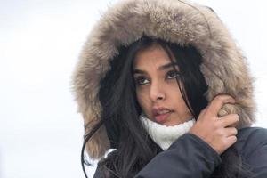 Mujer joven retrato de invierno lindo joven congelación en abrigo de invierno de pie en la calle foto