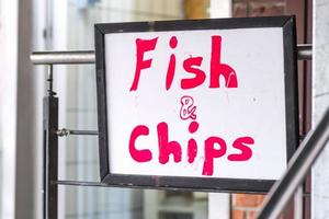 signo de pescado y patatas fritas foto