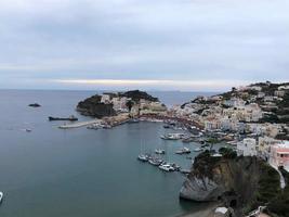 Vista panorámica de Ponza, la isla más grande del archipiélago italiano de las islas Pontine foto