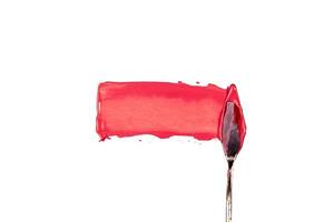 Una espátula de pintura aislado sobre un fondo blanco con rojo