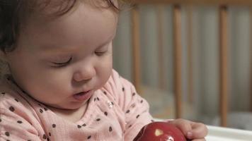garotinha comendo uma maçã video