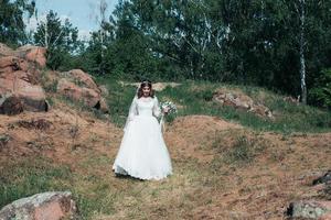 Fotografía de boda en estilo rústico emociones de la novia en la naturaleza en las rocas foto