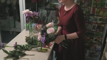 Ein Florist bei der Arbeit, der einen Blumenstrauß kreiert video