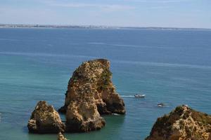 la costa en un día soleado foto