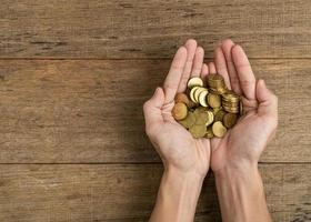 monedas de oro en una mano foto