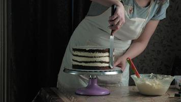einen Schokoladenkuchen Konditor arbeiten lassen video