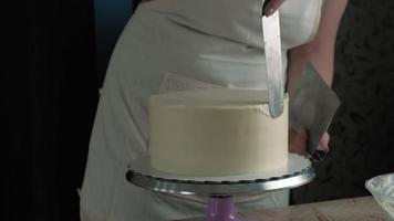 einen Schokoladenkuchen Konditor arbeiten lassen video