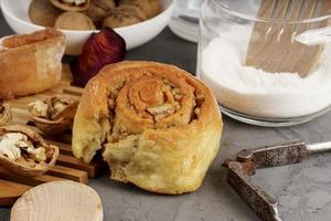 Menú de pastelería de bollos arremolinados horneados en casa foto