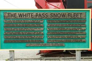 Tablero de información para la flota de nieve White Pass en Skagway, Alaska foto