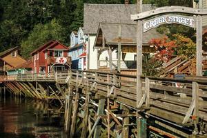 la famosa calle histórica de creek en ketchikan alaska foto