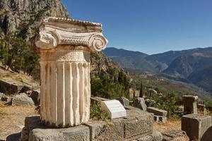 la antigua columna griega en delfos grecia foto