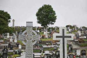 Cruces y cementerio en Bantry West Cork, Irlanda foto
