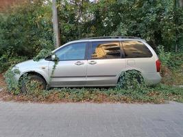 carro abandonado en la ciudad foto