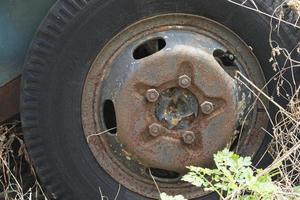 neumáticos viejos de época foto