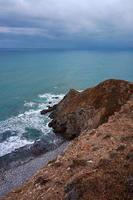 Acantilado de rocas y mar en la costa de Bilbao, España foto