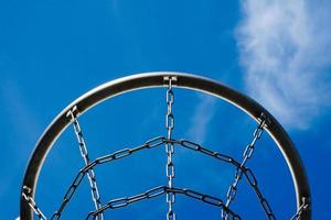 aro de baloncesto callejero y cielo azul foto