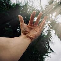 mano levantada gesticulando en el aire foto