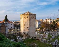 Restos del ágora romana y la torre de los vientos en Atenas, Grecia foto