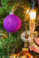 árbol de navidad decorado en un primer plano de tema púrpura foto